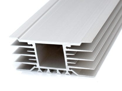 Perfil de aluminio del disipador de calor SVETOCH STRADA con amplia superficie de instalación para módulos LED para iluminación LED en pasillos de industria, comercio y interiores