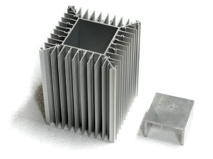 Modülün içine değişken derinlikte basılabilen modül taşıyıcı ile 600 W / m'ye kadar ısı dağıtımı için alüminyum profil SVETOCH PROFI.